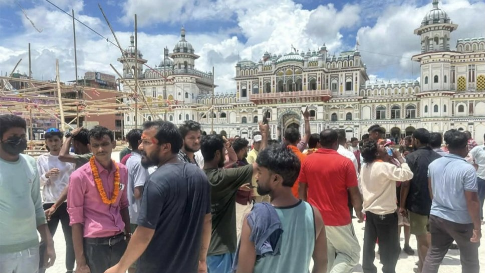 जानकी मन्दिरबाट लखेटिए हर्क साम्पाङका कार्यकर्ता