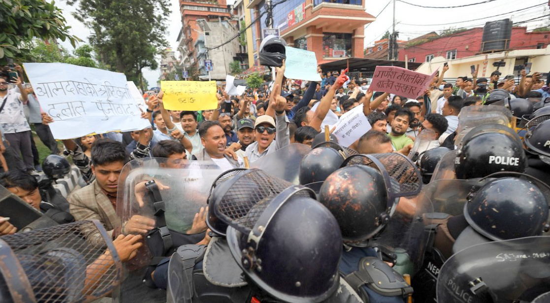 गणेश नेपालीको मृत्युको विरोधमा माइतीघरमा प्रदर्शन, प्रहरीसँग धकेलाधकेल