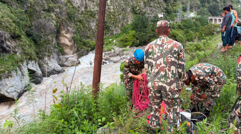भोटेकोसीमा गाडी खसेपछि खोजी तथा उद्धारमा खटेकालाई हौसला दिन गृहमन्त्री घटनास्थलमा