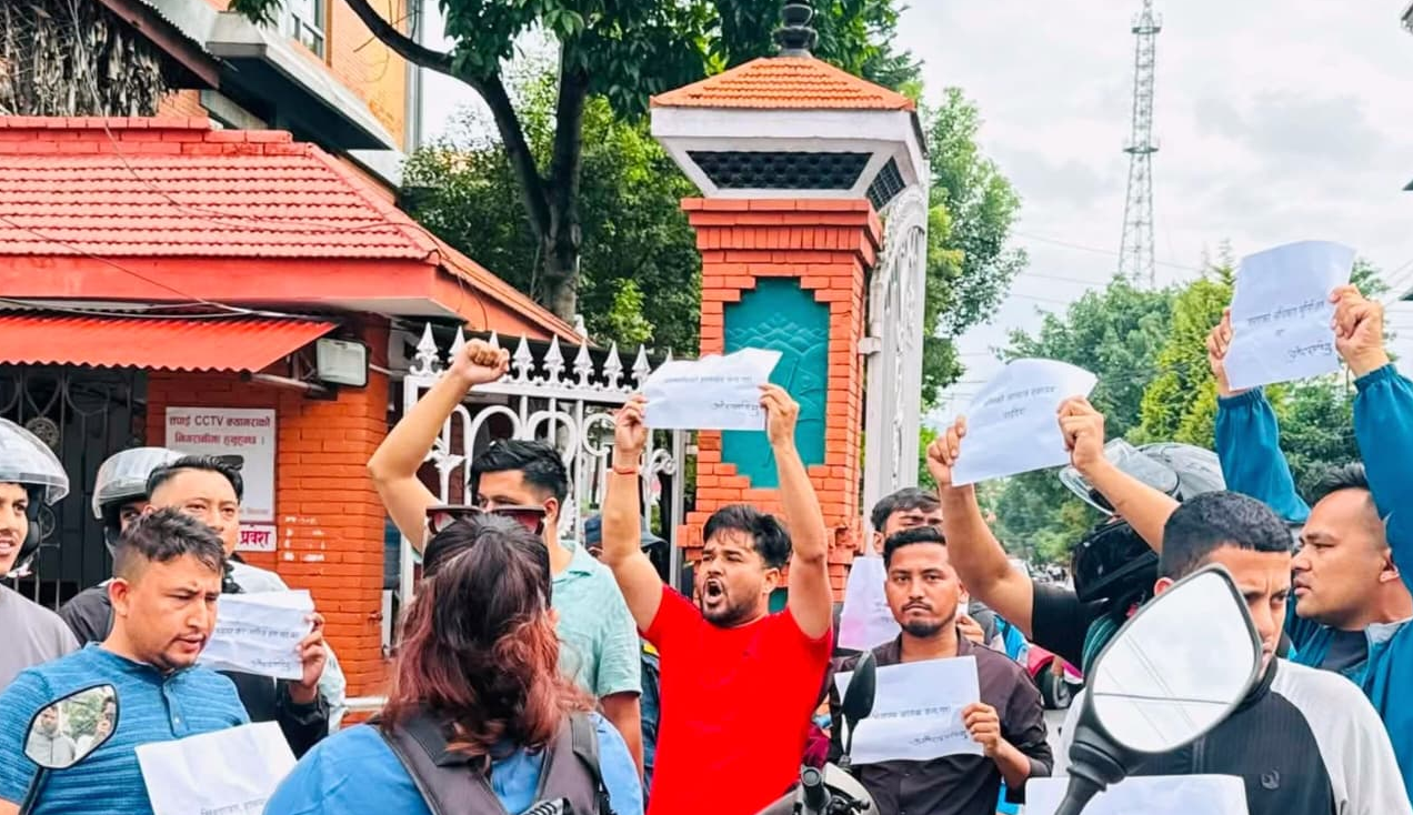 सिंहदरबार अगाडि प्रदर्शनका क्रममा अनेरास्ववियु अध्यक्ष दीपक धामी लगायतका विद्यार्थी नेता पक्राउ