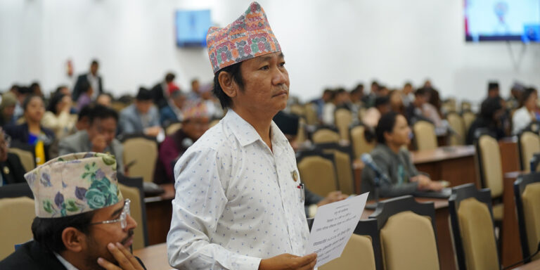 ‘प्रधानमन्त्रीलाई गाली गर्दा थुन्ने, मन्त्रीले धम्क्याउँदा किन नथुन्ने ?’ : हर्क साम्पाङ