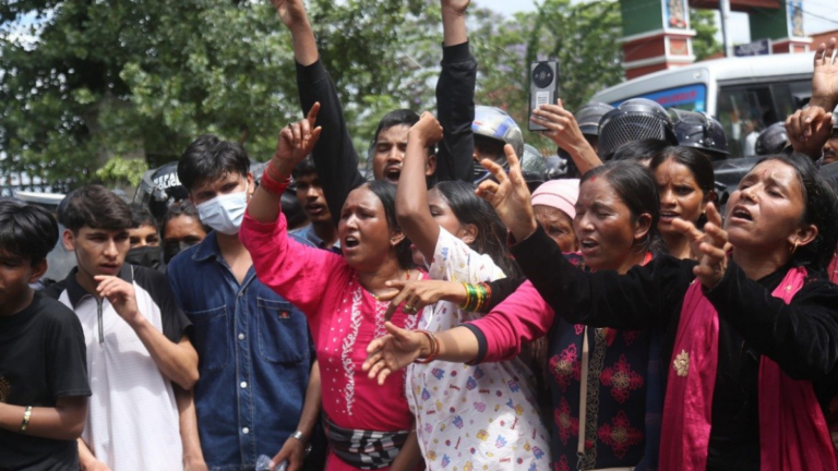 गणेश नेपालीको न्यायको माग गर्दै वीर अस्पताल अगाडि प्रदर्शन