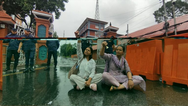 घन्टी बजाउँदै सिंहदरबारमा दुई महिलाले गरिन् सरकारविरुद्ध प्रदर्शन