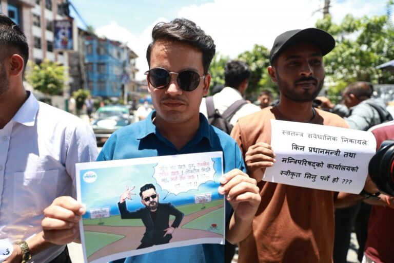 स्थायी कर्मचारी नियुक्ति रोक्ने निर्णयविरुद्ध लोकसेवा तयारीरत युवाको प्रदर्शन