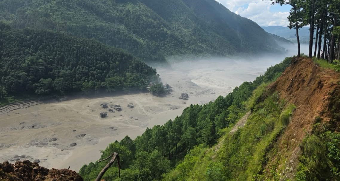 रसुवाको टिमुरेमा भीषण बाढीले लोड भएर बसेका सयौँ कन्टेनर बगायो