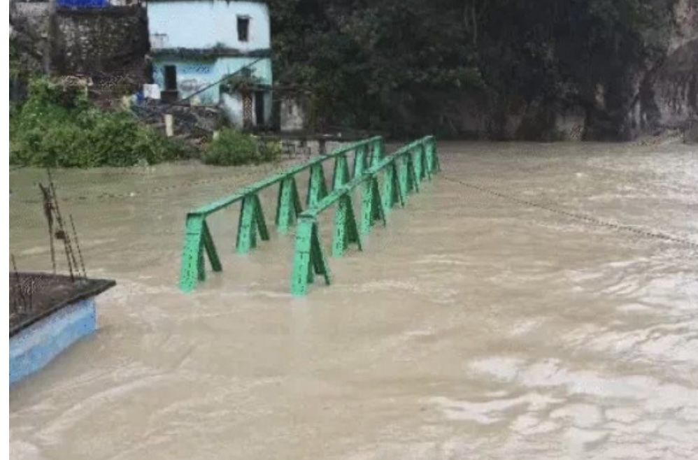 भारतमा बाढीको बितण्डा, ज्यान गुमाउनेको संख्या ९५ पुग्यो