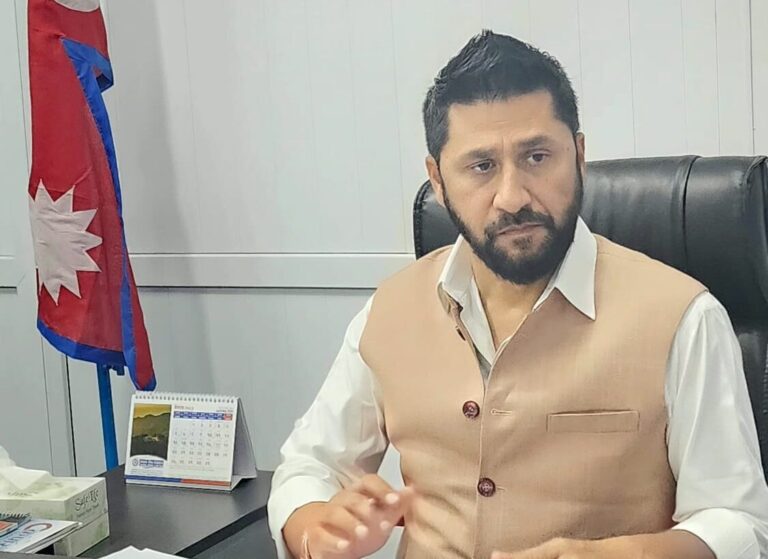 बालेनबारे रविको जवाफ– उहाँ कवि पनि हो नि, एक्लो हुनुहुन्न