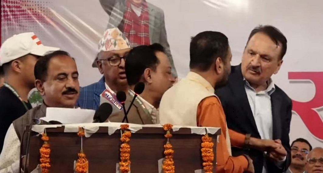 कांग्रेसको इतर समूहको भेलामा धर्मको विषयमा निधि र महतबीच विवाद, ‘कागज खोसाखोस’