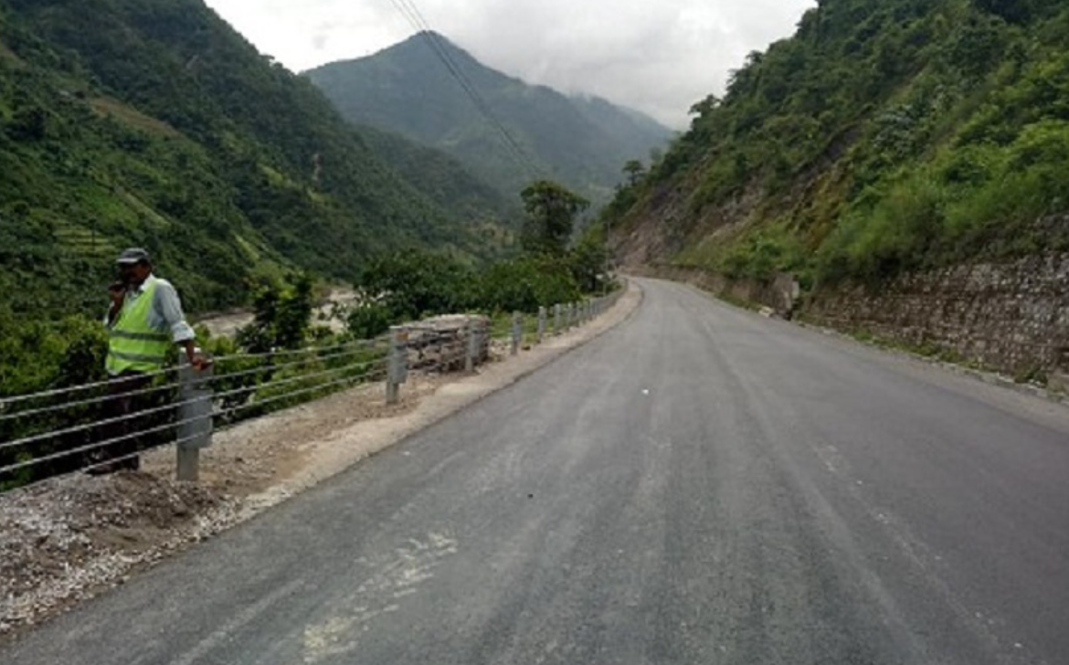 पृथ्वी राजमार्ग र मुग्लिन–नारायणगढ सडकमा अर्को सूचना जारी नभएसम्म सवारी आवागमन बन्द