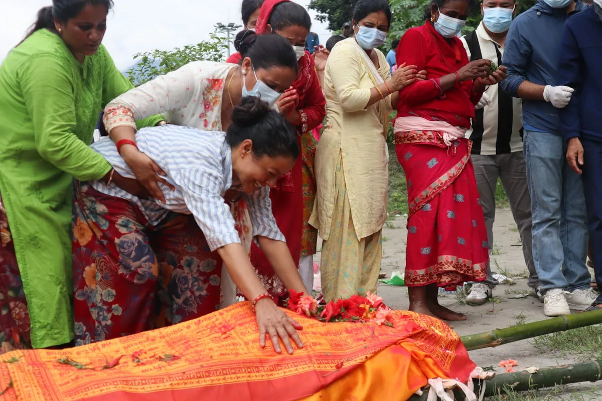 सरकारी सेवामा प्रवेश गरेको पाँच महिना नपुग्दै रसुवाको बाढीमा ज्यान गुमाएका २१ वर्षीय आयुषको देवघाटमा अन्त्येष्टि