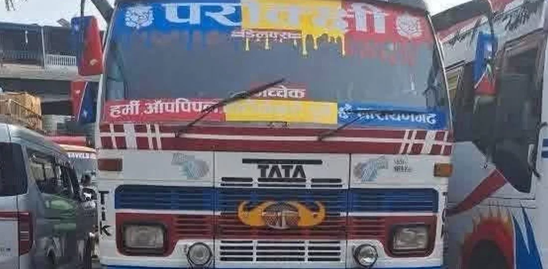 तीर्थयात्री सवार बस बाढीले बगायो, पाँच जना यात्री सम्पर्कमा