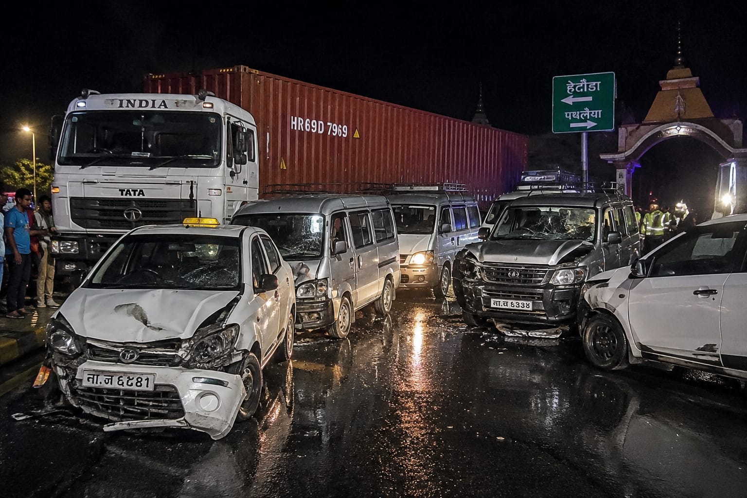बारामा भारतीय ट्रेलरले मच्चायो बितण्डा, पाँच गाडी ठोक्किए पछि चार घन्टा सडक ठप्प