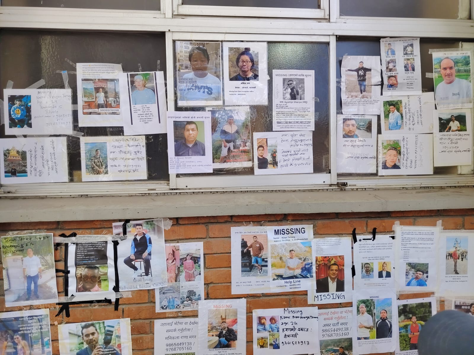 बाढीमा हराएका व्यक्तिहरूको पोस्टरले भरिए अस्पतालका भित्ता