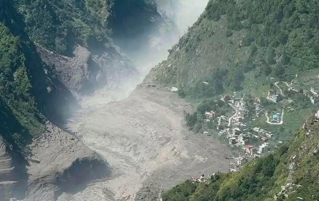 देवीघाटमा रुखमा चढेर ज्यान जोगाएका दुई जनाको उद्धार