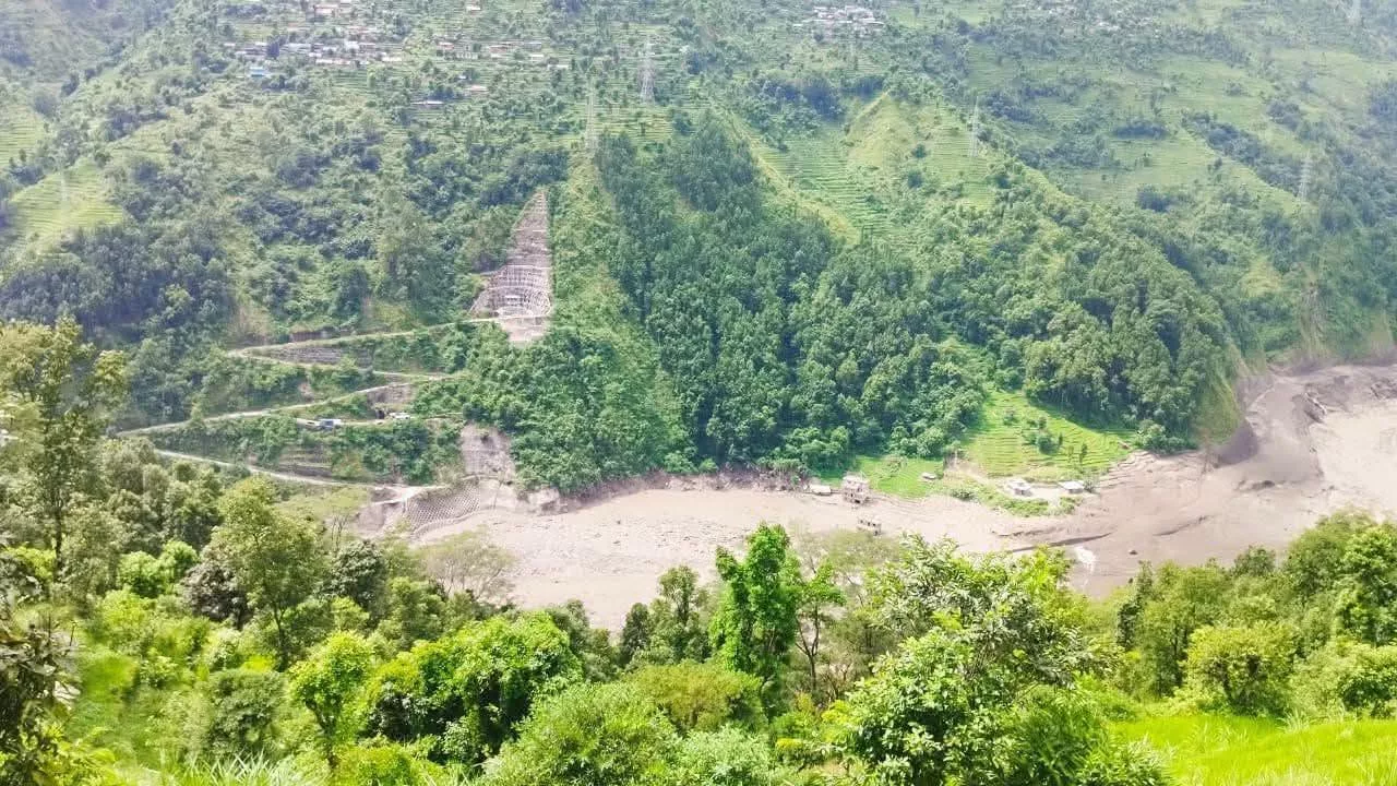 अपर त्रिशूली-३ ‘बी’ आयोजनास्थलमा हेलिकप्टरबाट एक्सकाभेटर लगेर उद्धार कार्य जारी छ : मन्त्री श्रेष्ठ
