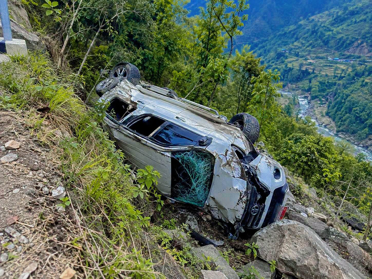 सानीभेरीमा जीप दुर्घटना, २ जनाको मृत्यु, घाइतेलाई उद्धारका लागि हेलिकप्टर माग
