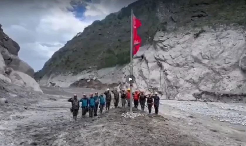 भोटेकोशीको विनाशकारी बाढीपछि सीमा क्षेत्रमा पुनः फहराइयो राष्ट्रिय झण्डा