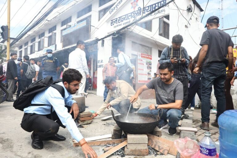 विद्यार्थीहरूले दाउरामै खाना पकाएर गरे सरकारको विरोध