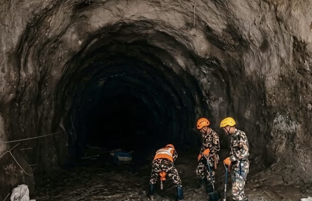 चिलिमे सुरुङबाट लेदो पन्छाउने काम तीव्र, ६० मिटर सफा