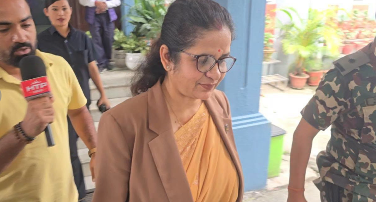 उद्योग मन्त्रीबाट राजीनामा दिएपछि रुँदै मन्त्रालयबाट निस्किइन् गौरीकुमारी
