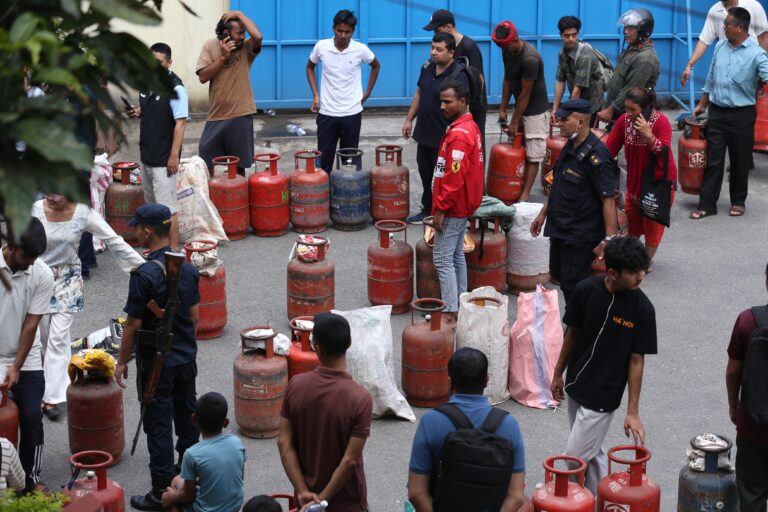 उपत्यकामा ग्यास अभावको सास्ती: निगमले सार्वजनिक गर्‍यो बिक्री डिपो र फोन नम्बर