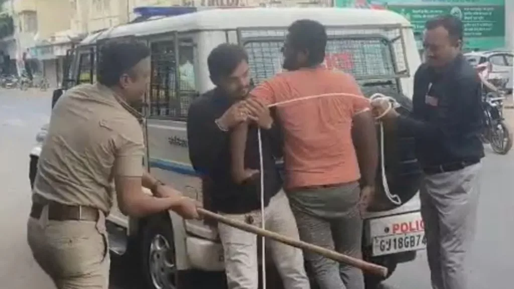 हत्या आरोपीलाई प्रहरीले नै सार्वजनिक ठाउँमा डोरीले बाँधेर निर्घात कुट्यो