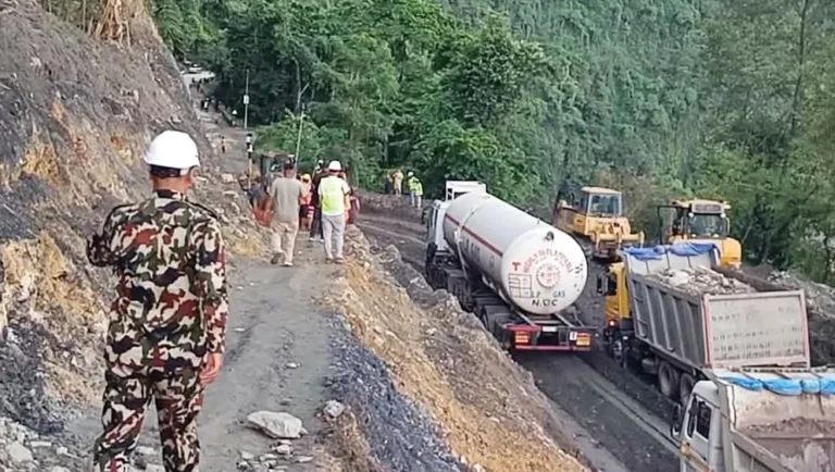 १८ दिनपछि पृथ्वी राजमार्गमा दुईतर्फी सवारी सञ्चालन