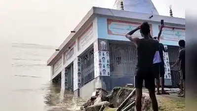 गंगा नदीको कटानले १७५ वर्ष पुरानो शिव मन्दिर ढल्यो