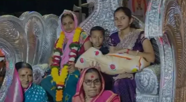२ सय वर्षपछि परिवारमा छोरीको जन्म, बाजागाजा र रथयात्रासहित भव्य स्वागत
