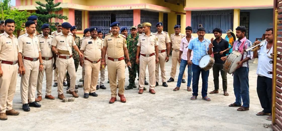 फरार अभियुक्तको घरमा बैन्ड बाजा बजाउँदै प्रहरी, सूचना टाँस