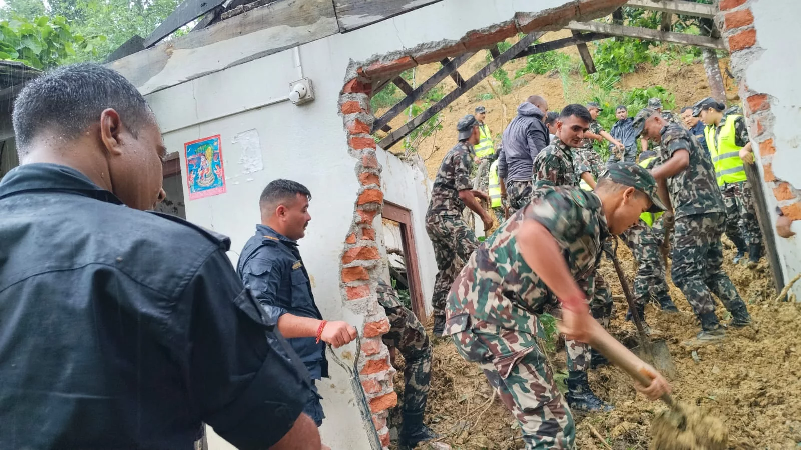 पहिरोले घर पुरिँदा एक महिलाको मृत्यु, चार जनाको उद्धार