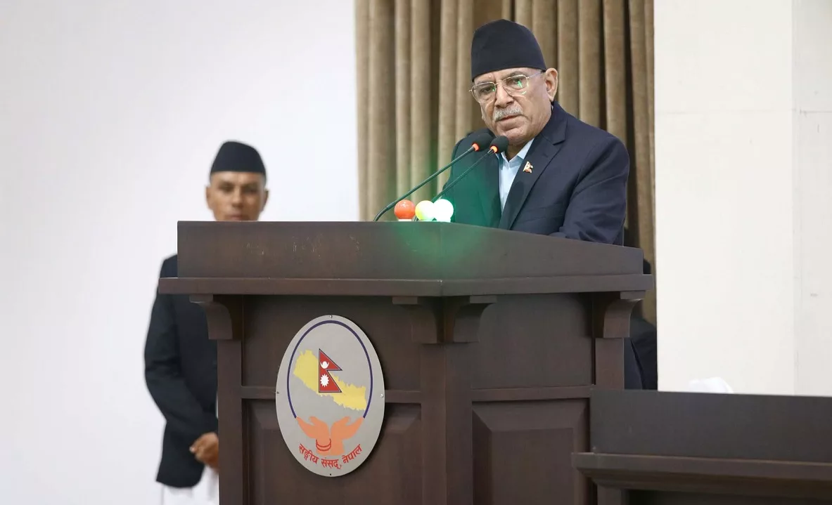 प्रधानमन्त्रीलाई प्रचण्डको प्रश्न : आउनुहुन्छ अरूको अनुहार नै नहेरी जानुहुन्छ, यो के तरिका हो ?