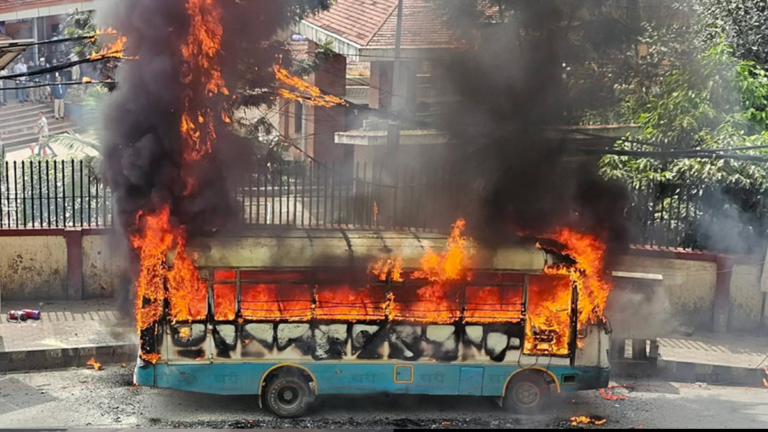 त्रिपुरेश्वरमा बसमा भएको आगलागीमा घाइते भएका चालकको मृत्यु