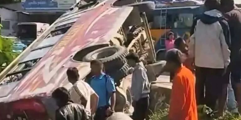 दशैं मनाउन ओखलढुंगा जाँदै गरेको बस खुर्कोटमा दुर्घटना